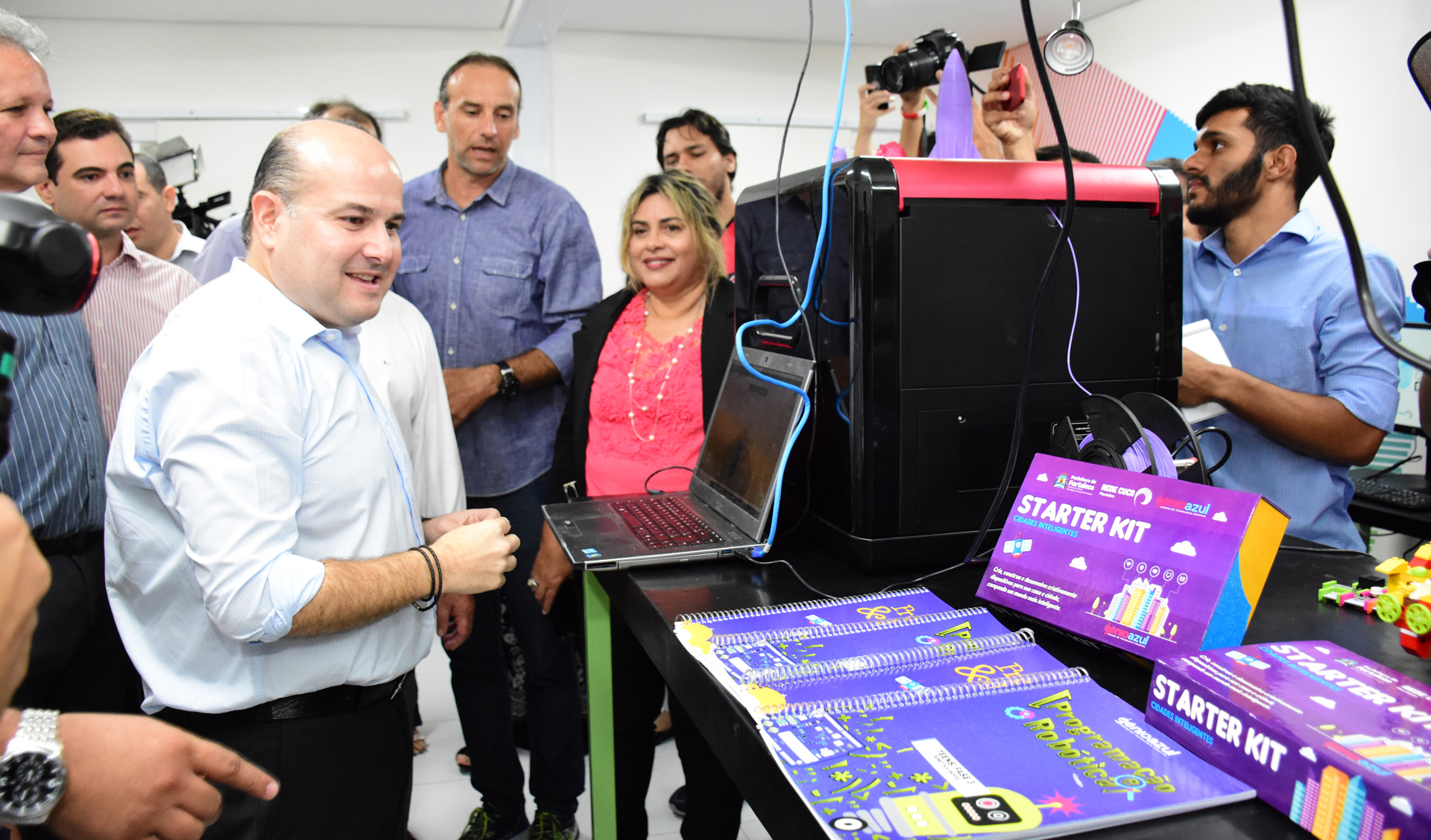 prefeito roberto cláudio observa computador da casa da cultura digital